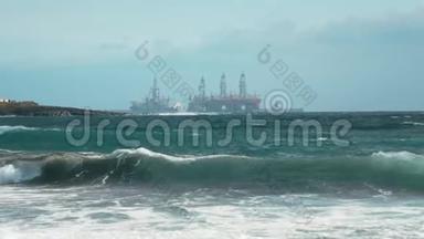 靠近海上石油钻井平台的油轮。 暴风海，海浪和泡沫。 海洋石油开采的概念